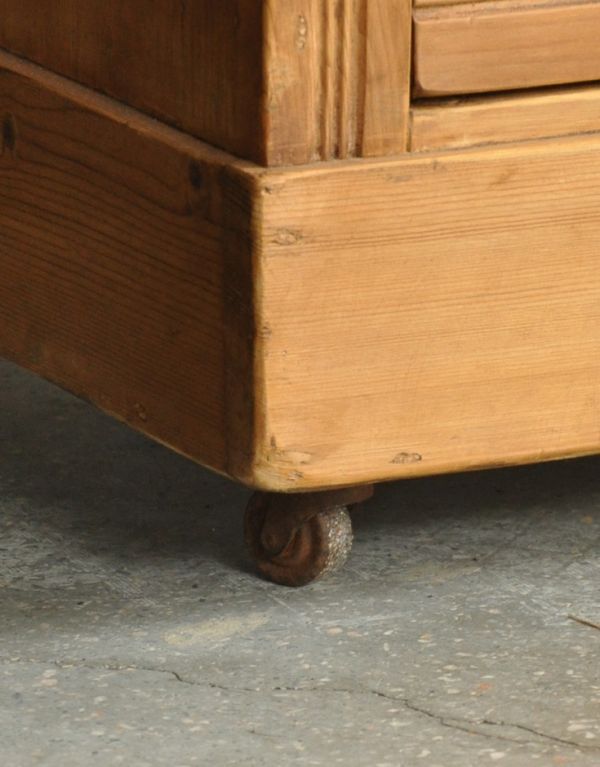 カスタード色のアーコール アンティーク家具 キレイな木肌のアンティーク家具、可愛いタイル付きのウォッシュスタンド(チェスト)。脚にキャスターが付いているので、移動もラクラク!きちんと調整したので、新しいものと比べるとスムーズではありませんが、ちゃんと動きます。(k-453-f-1)