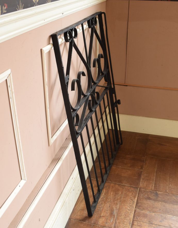 ドア・ゲート　アンティーク家具　アイアン製のアンティークゲート（ガーデンの門扉）。実際に門扉やガーデンフェンスとしてご使用いただけます。(k-500-f-1)