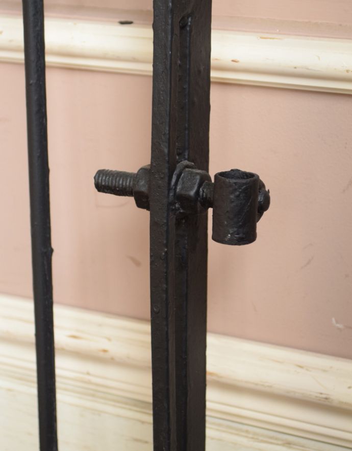 ドア・ゲート　アンティーク家具　アイアン製のアンティークゲート（ガーデンの門扉）。昔使われていた金具が残っています。(k-500-f-1)