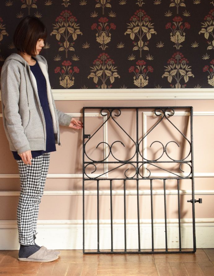 ドア・ゲート　アンティーク家具　アイアン製のアンティークゲート（ガーデンの門扉）。クルクルしたアイアンが可愛い！素敵なお庭作りのお手伝いをしてくれます。(k-500-f-1)