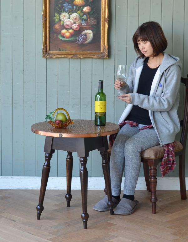 ロイドテーブル　アンティーク家具　1960年代のアンティーク パブ テーブル。お茶やパソコンをするテーブルにピッタリ！使いたいときに使いたいところに持ってこられる気軽さが魅力です。(k-550-f)