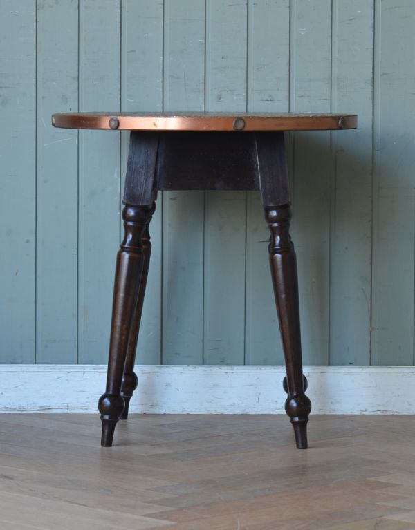 ロイドテーブル　アンティーク家具　1960年代のアンティーク パブ テーブル。アンティークは新品ではないので、経年変化によるキズはありますが、専門の職人によって目立たないようにキレイにお直しをしています。(k-550-f)