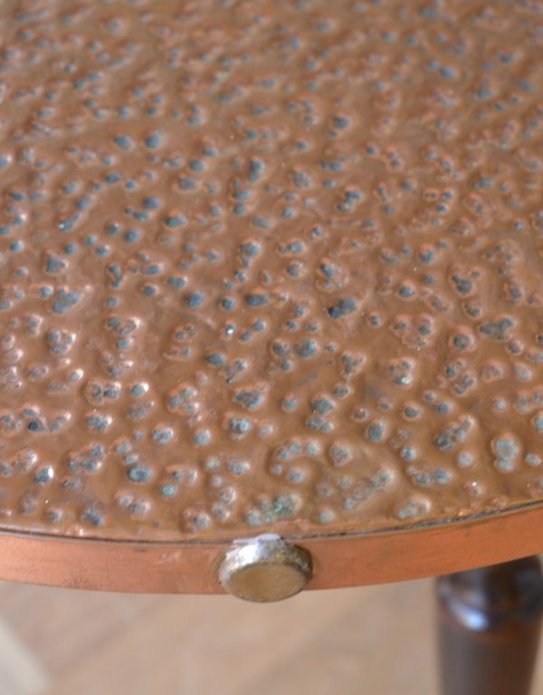 ロイドテーブル　アンティーク家具　1960年代のアンティーク パブ テーブル。天板の回りには金具が付いています。(k-550-f)