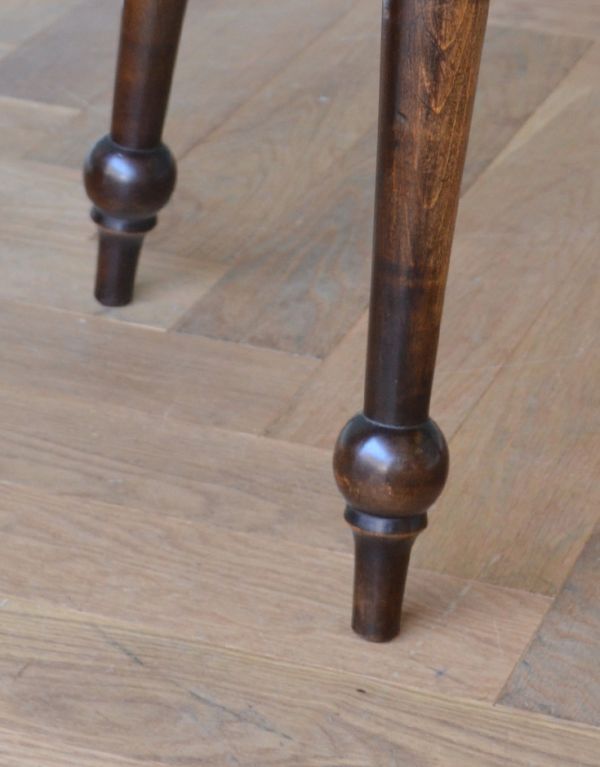 ロイドテーブル　アンティーク家具　1960年代のアンティーク パブ テーブル。脚先まで彫があります。(k-550-f)