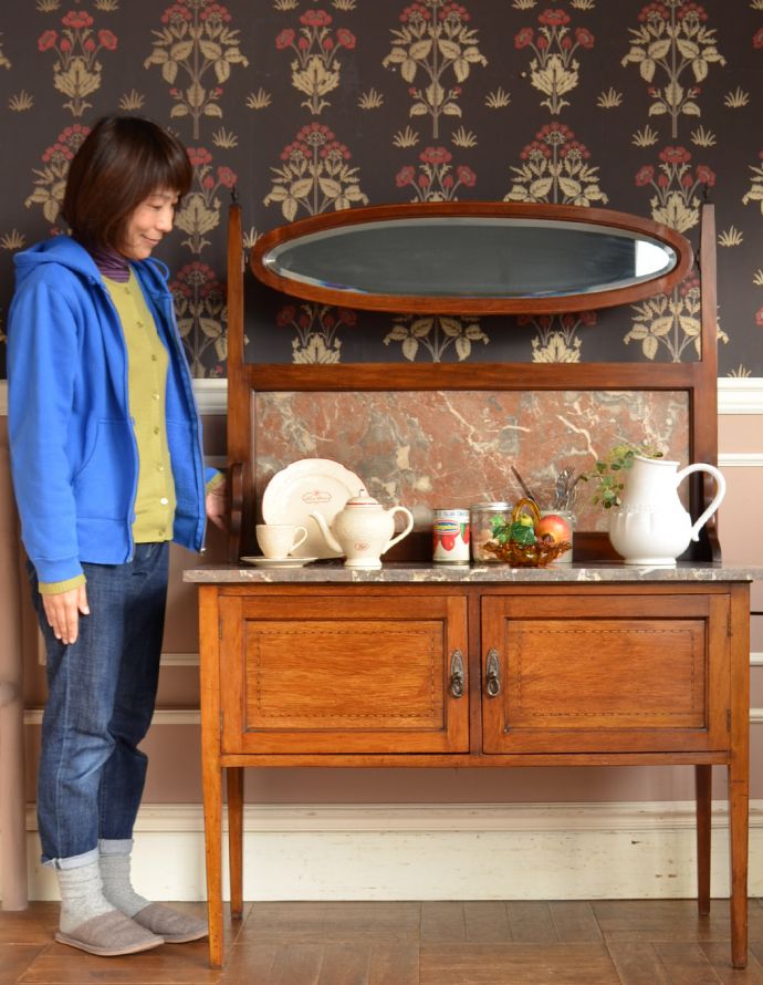 サイドボード　アンティーク家具　英国の素敵なアンティーク家具、ウォッシュスタンド（洗面台）。ジャーや電話機などの家電を置いても自然になじみます。(k-629-f)