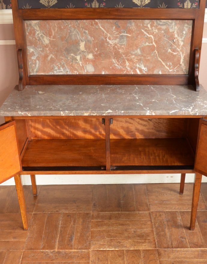 サイドボード　アンティーク家具　英国の素敵なアンティーク家具、ウォッシュスタンド（洗面台）。扉の中は広い収納になっています。(k-629-f)