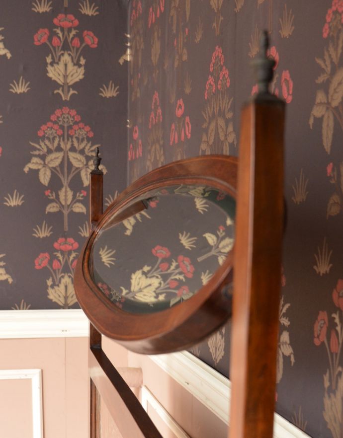 サイドボード　アンティーク家具　英国の素敵なアンティーク家具、ウォッシュスタンド（洗面台）。美しいミラーがあります！ミラーは角度が変えられます。(k-629-f)