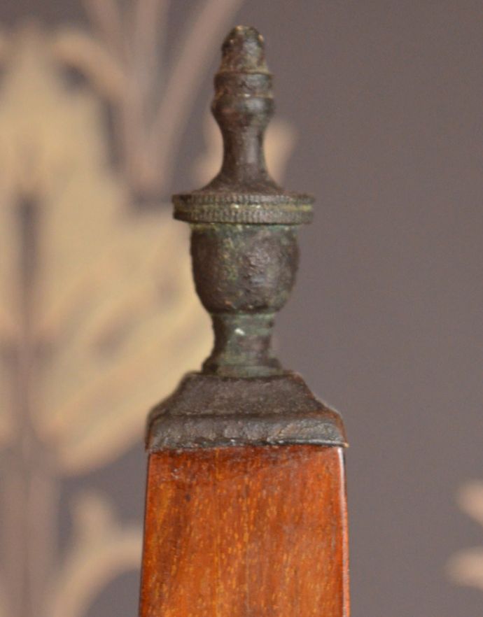 サイドボード　アンティーク家具　英国の素敵なアンティーク家具、ウォッシュスタンド（洗面台）。トップには繊細な装飾があります。(k-629-f)