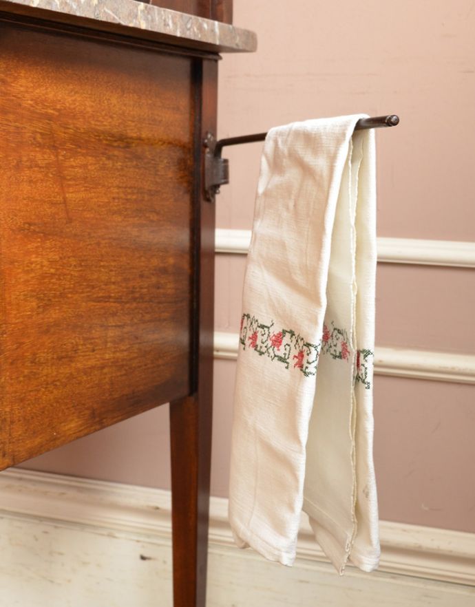 サイドボード　アンティーク家具　英国の素敵なアンティーク家具、ウォッシュスタンド（洗面台）。サイドにはタオルバーを取り付けられます。(k-629-f)