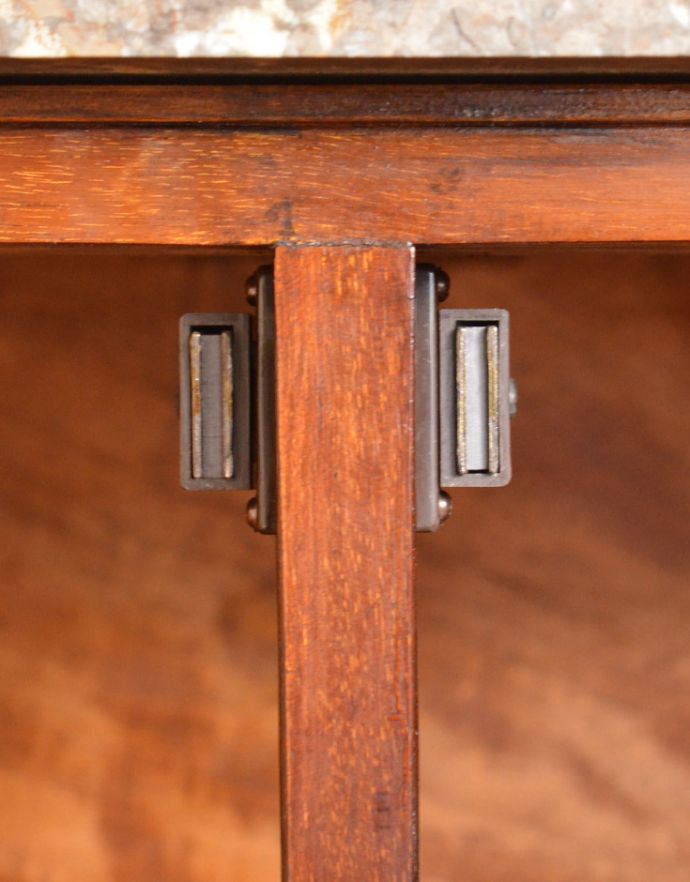 サイドボード　アンティーク家具　英国の素敵なアンティーク家具、ウォッシュスタンド（洗面台）。収納にはマグネットが付いているので、開け閉めはスムーズです。(k-629-f)