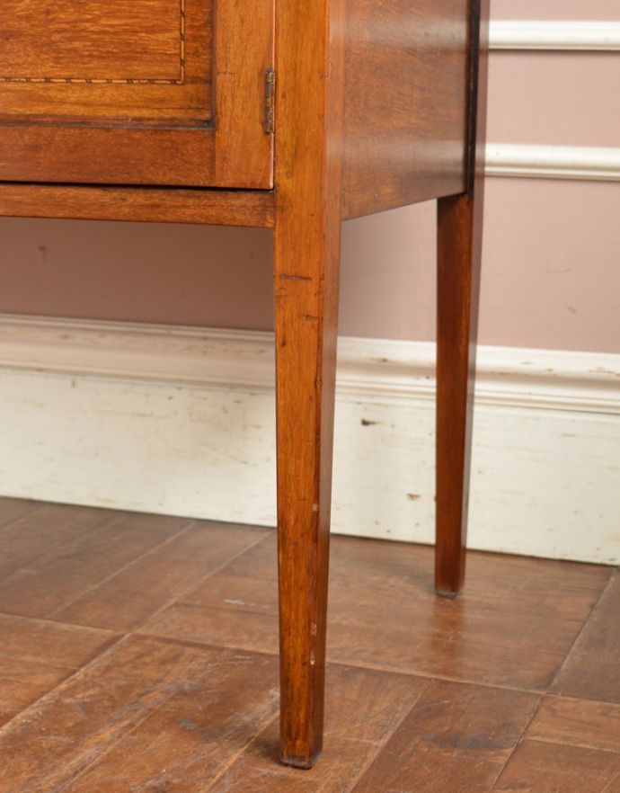 サイドボード　アンティーク家具　英国の素敵なアンティーク家具、ウォッシュスタンド（洗面台）。細長い脚です。(k-629-f)