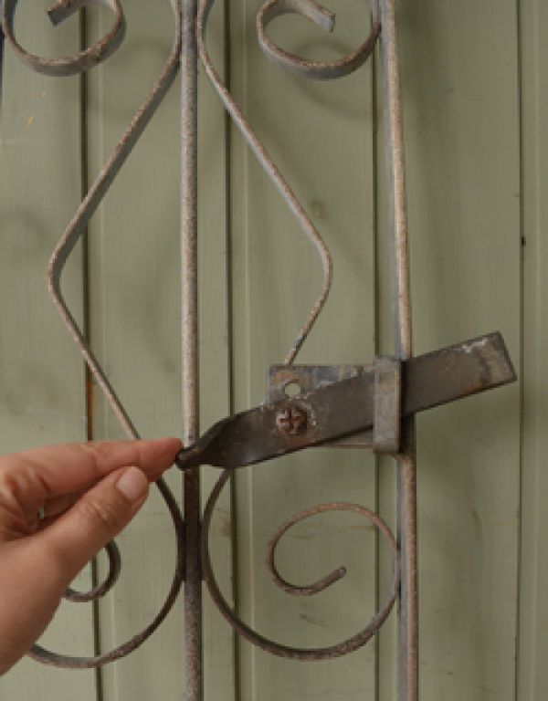 アンティーク家具　1930年代のアンティーク ゲート。昔使われていた金具が残っています。(k-646-f )