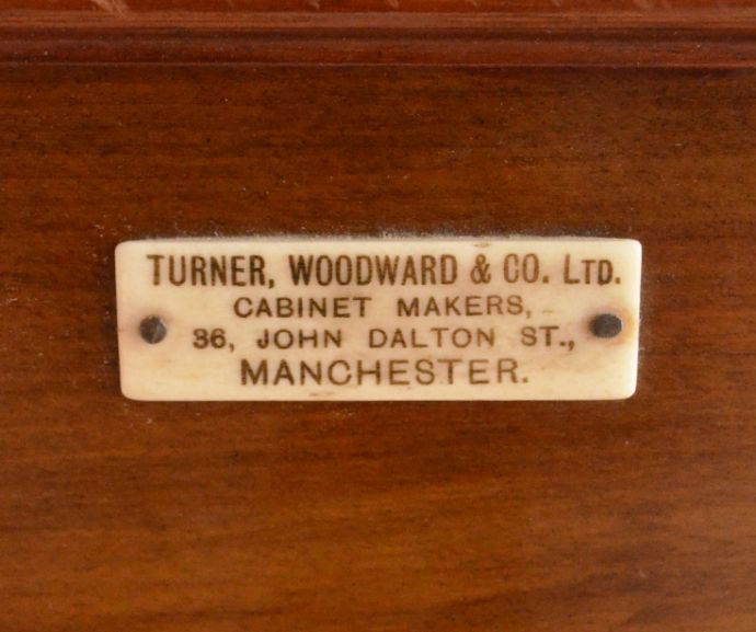 めずらしい家具　アンティーク家具　英国のオシャレなアンティーク家具、マホガニー材のベッドフレーム。家具メーカーのタグが残っていました。(k-678-f)