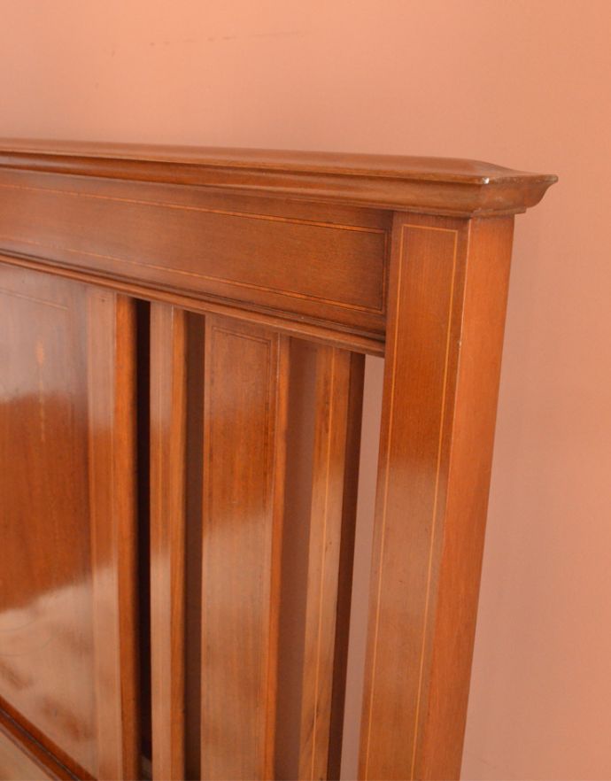 めずらしい家具　アンティーク家具　英国のオシャレなアンティーク家具、マホガニー材のベッドフレーム。どこから見てもカッコ良く仕上がったベッドは、男性にも使いやすいデザインです。(k-678-f)