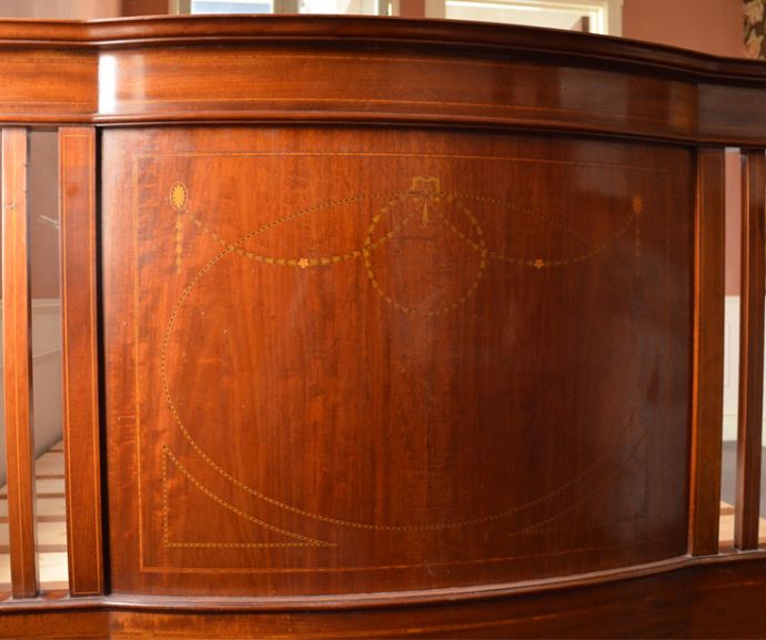 めずらしい家具　アンティーク家具　英国のオシャレなアンティーク家具、マホガニー材のベッドフレーム。リースをイメージした装飾は、美しく、さりげない色使いにも魅力を感じます。(k-678-f)