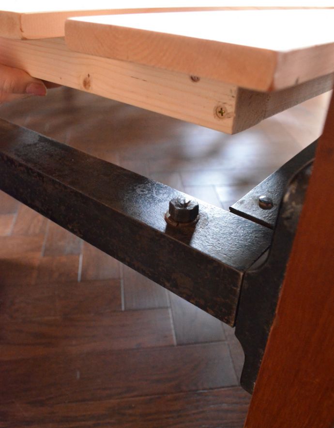 めずらしい家具　アンティーク家具　英国のオシャレなアンティーク家具、マホガニー材のベッドフレーム。ベッドは全て分解できるようになっています。(k-678-f)