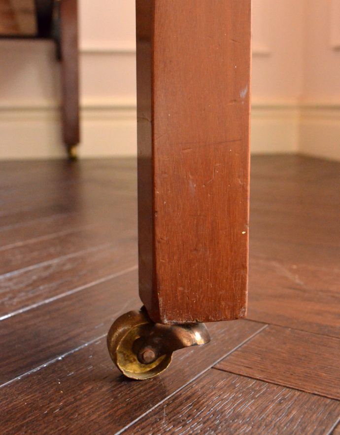 めずらしい家具　アンティーク家具　英国のオシャレなアンティーク家具、マホガニー材のベッドフレーム。きちんと調整したので、新しいものと比べるとスムーズではありませんが、ちゃんと動きます。(k-678-f)