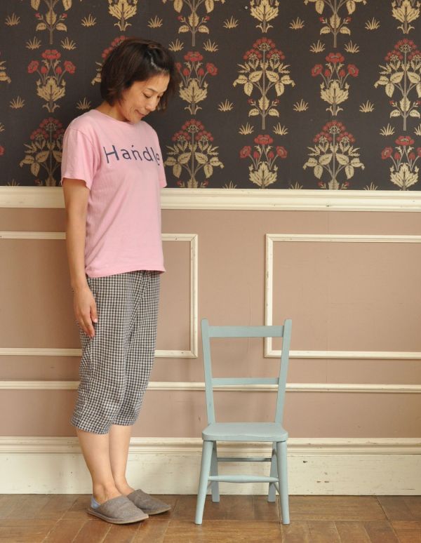 板座面　アンティーク チェア　可愛いアンティークの椅子、ブルー色のチャイルドチェア（子ども用）。お部屋の片隅に置いて、クッションやバスケットなどを飾ってみてはいかがでしょう？（モデルの身長は163cmです）【 全体 】幅32.5×奥行34.5×高さ65.5cm【 座面 】幅28×奥行29.5×高さ29.5cm。(k-679-c-1)