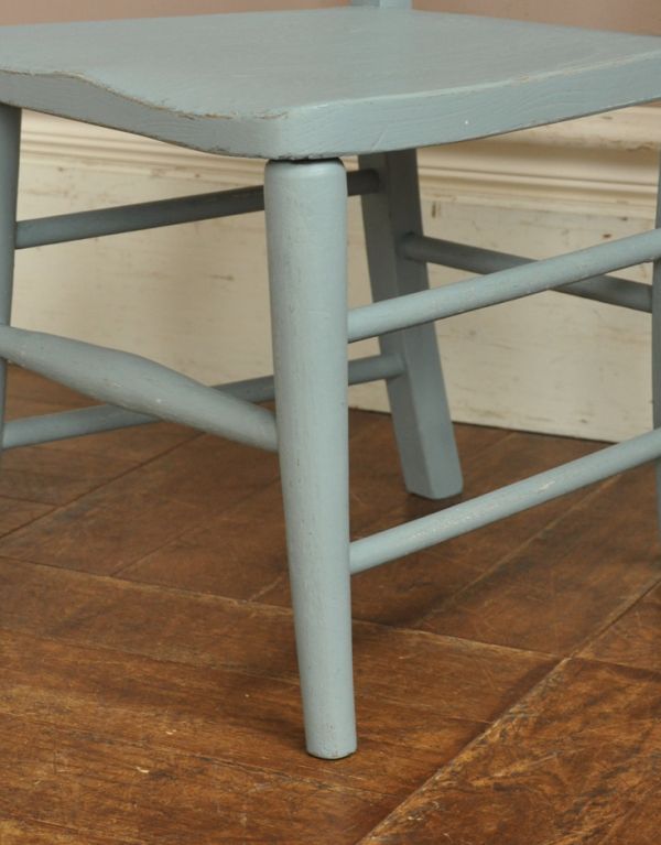 板座面　アンティーク チェア　可愛いアンティークの椅子、ブルー色のチャイルドチェア（子ども用）。メンテナンスをしっかりしているので大柄な男性でも安心してお掛けください。(k-679-c-1)