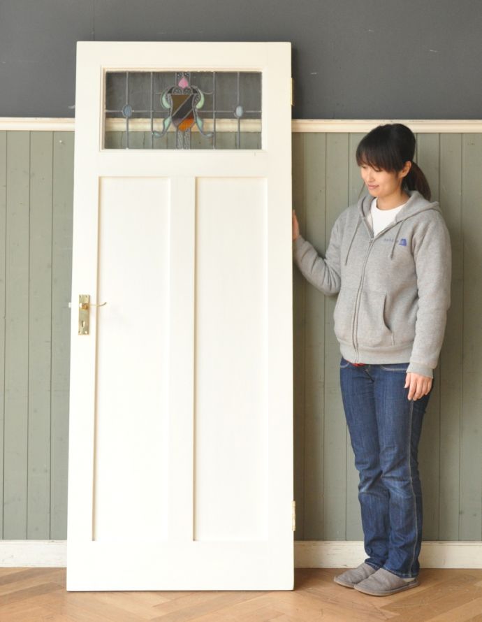 ドア・ゲート アンティーク家具 美しい模様のステンドグラスが入ったアンティークのドア(建具)。カラフルなステンドグラスが入ってとってもオシャレ!(モデルの身長は160cmです)【 全体 】幅80.5×厚み4.6〜10×高さ200.5cm【 ステンドグラス 】縦30×横58cm。(k-720-f-1)