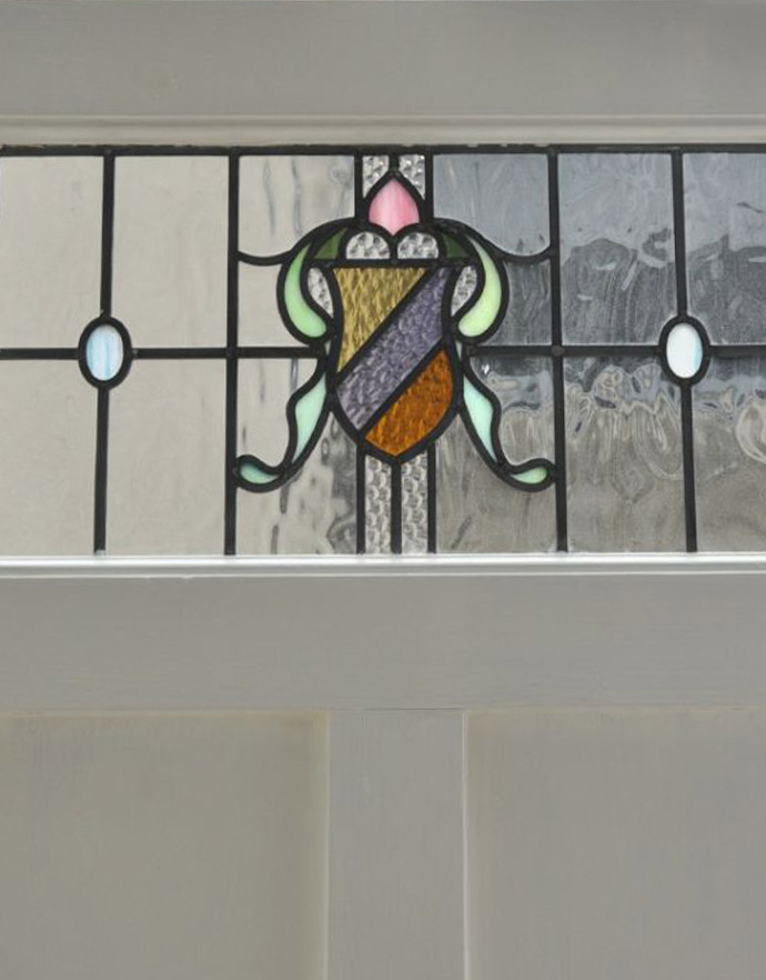 ドア・ゲート アンティーク家具 美しい模様のステンドグラスが入ったアンティークのドア(建具)。凹凸のあるガラスが使われているので、ガラスの向こう側が見えくいようになっています。(k-720-f-1)