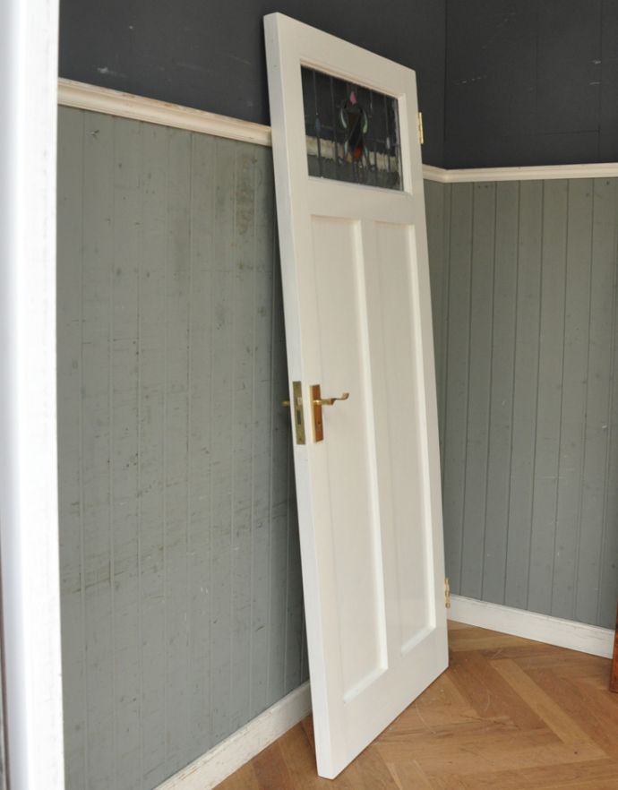 ドア・ゲート アンティーク家具 美しい模様のステンドグラスが入ったアンティークのドア(建具)。厚みはこんな感じ。(k-720-f-1)