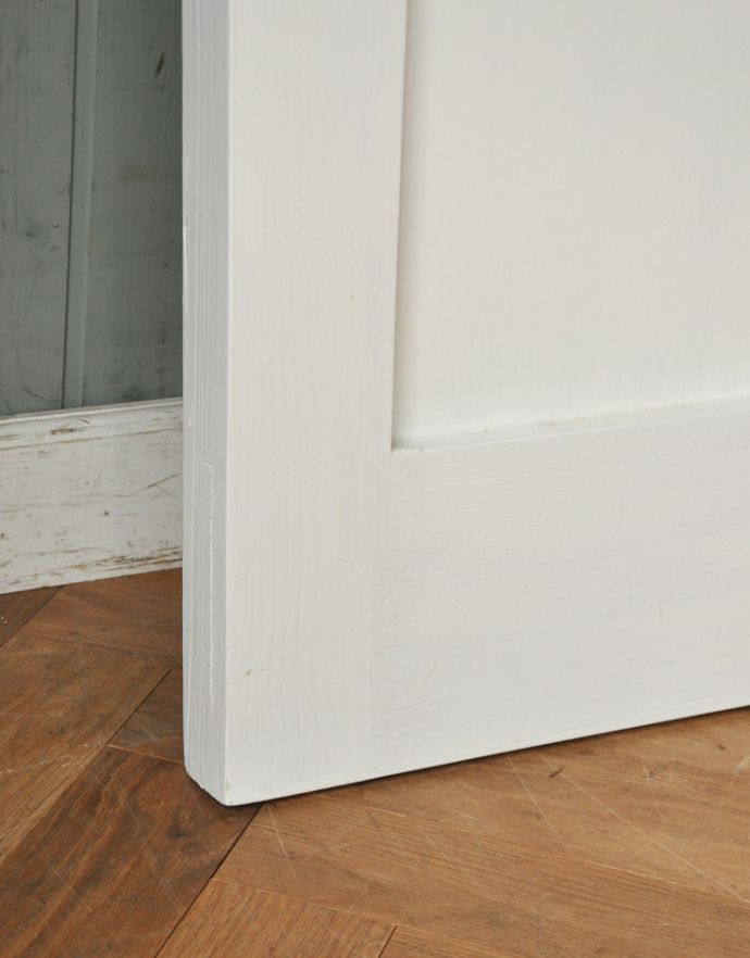 ドア・ゲート アンティーク家具 美しい模様のステンドグラスが入ったアンティークのドア(建具)。アンティークは新品ではないので、経年変化によるキズはありますが、専門の職人によって目立たないようにキレイにお直しをしています。(k-720-f-1)