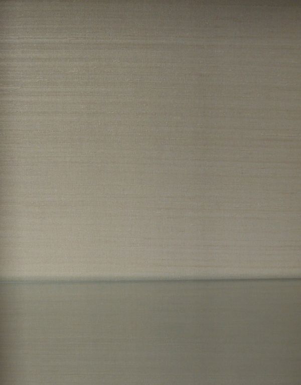 飾り棚　アンティーク家具　シンプルなデザインのガラスキャビネット、英国のアンティーク飾り棚。柄物の食器やお気に入りのアイテムが引き立つような生地になっています。(k-739k-f-1)