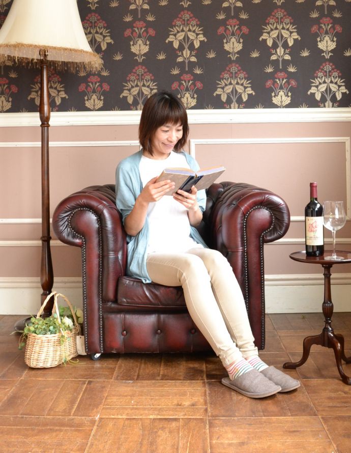 チェスターフィールド アンティーク チェア 英国アンティークのソファ、1人掛けのウィングバックチェア。何時間でも座っていたくなるのがウィングバックチェアの醍醐味!飽きのこない優れたデザイン性にも注目です。(k-763-c-1)