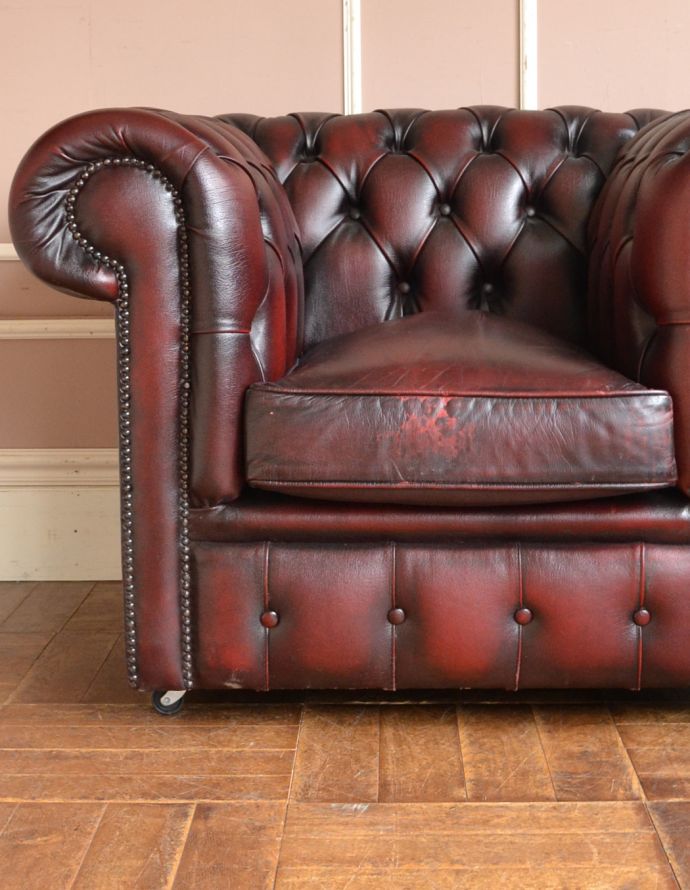 チェスターフィールド アンティーク チェア 英国アンティークのソファ、1人掛けのウィングバックチェア。パンと張った革が美しい。(k-763-c-1)