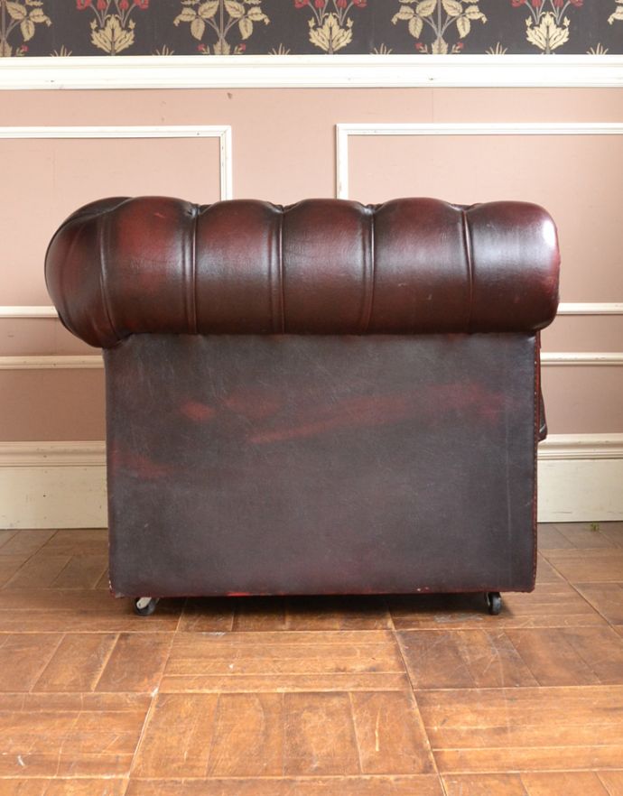 チェスターフィールド アンティーク チェア 英国アンティークのソファ、1人掛けのウィングバックチェア。アンティークは新品ではないので、経年変化によるキズはありますが、専門の職人によって目立たないようにキレイにお直しをしています。(k-763-c-1)