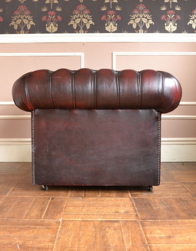 チェスターフィールド アンティーク チェア 英国アンティークのソファ、1人掛けのウィングバックチェア。この深みのあるワインレッドのカラーがいいですよね〜。(k-763-c-1)