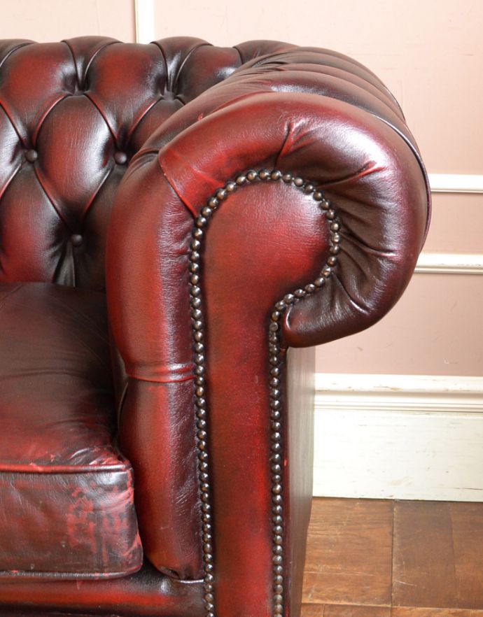 チェスターフィールド アンティーク チェア 英国アンティークのソファ、1人掛けのウィングバックチェア。整列した鋲がかっこいいですよ。(k-763-c-1)