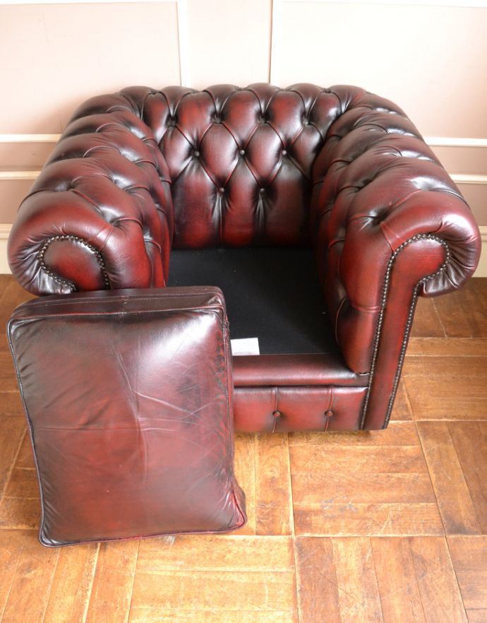 チェスターフィールド アンティーク チェア 英国アンティークのソファ、1人掛けのウィングバックチェア。座クッションは取り外しが出来るようになっています。(k-763-c-1)