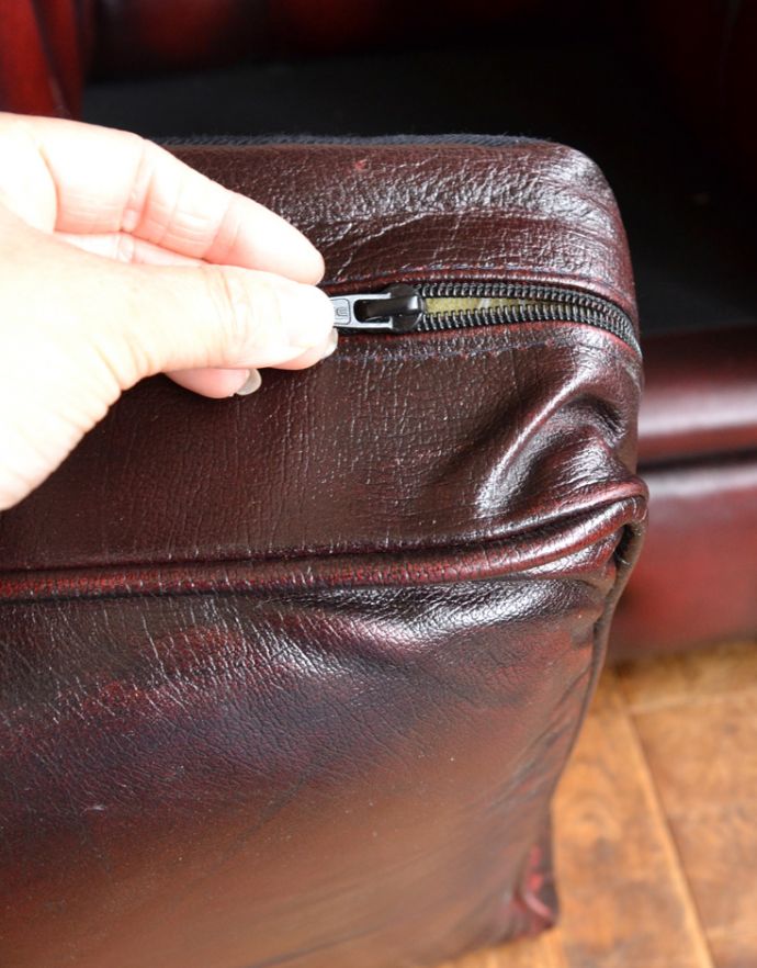 チェスターフィールド アンティーク チェア 英国アンティークのソファ、1人掛けのウィングバックチェア。座クッションのにはジッパーが付いています。(k-763-c-1)