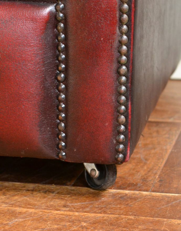 チェスターフィールド アンティーク チェア 英国アンティークのソファ、1人掛けのウィングバックチェア。きちんと調整したので、新しいものと比べるとスムーズではありませんが、ちゃんと動きます。(k-763-c-1)