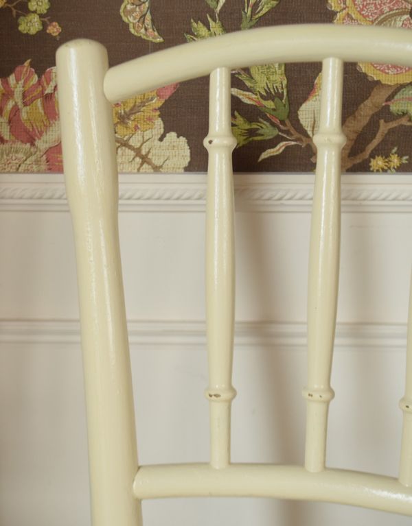 ベントウッドチェア　アンティーク チェア　イギリスから届いたアンティーク椅子、ベントウッドチェア（ホワイト）。背もたれにも装飾があります。(k-765-c-1)