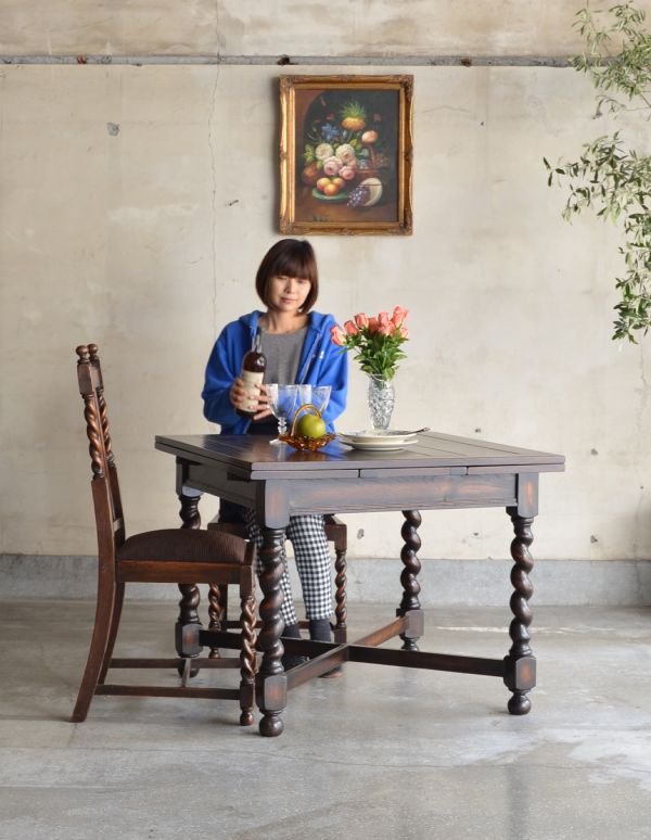 ロイドテーブル　アンティーク家具　伸張式のアンティーク英国家具、ドローリーフテーブル（ダイニングテーブル）。閉じるとコンパクトになるのでアパートや一人住まいの方にもオススメ！食事、お茶の時間、パソコンや書き物、すべてこのテーブルでバッチリです。(k-767-f)