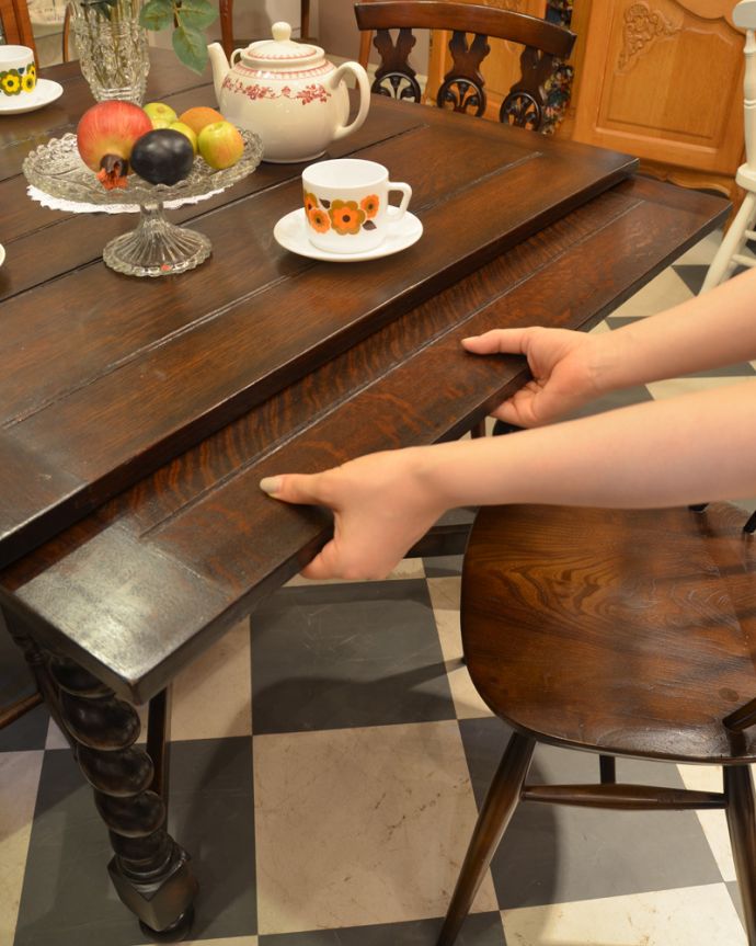 ロイドテーブル　アンティーク家具　伸張式のアンティーク英国家具、ドローリーフテーブル（ダイニングテーブル）。天板は引っ張り出すだけであっという間に大きくなります。(k-767-f)