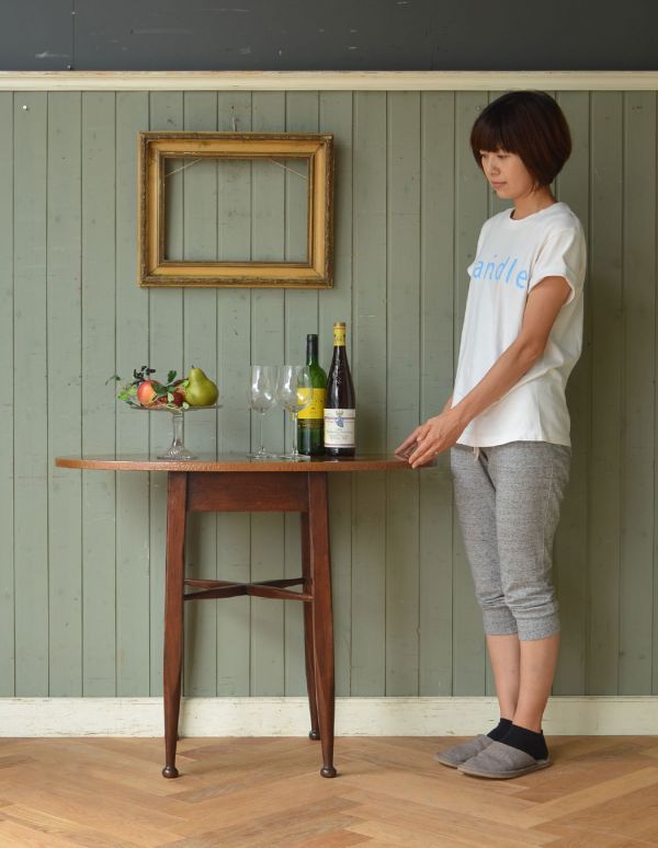 ロイドテーブル アンティーク家具 イギリスのおしゃれなアンティーク家具、コンパクトなパブテーブル。お茶やパソコンをするテーブルにピッタリ!使いたいときに使いたいところに持ってこられる気軽さが魅力です。(k-769-f-1)