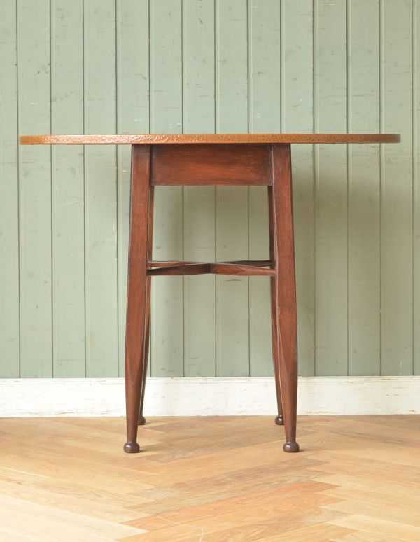 ロイドテーブル アンティーク家具 イギリスのおしゃれなアンティーク家具、コンパクトなパブテーブル。専門の職人によってお直ししていますが、アンティークは新品ではありません。(k-769-f-1)