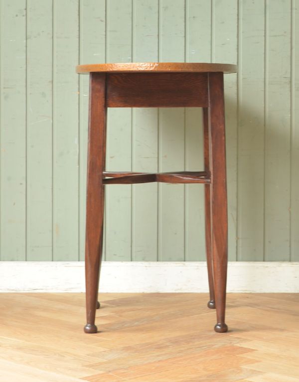 ロイドテーブル アンティーク家具 イギリスのおしゃれなアンティーク家具、コンパクトなパブテーブル。サイドはこんな感じ。(k-769-f-1)