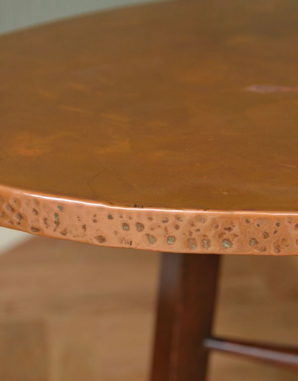 ロイドテーブル アンティーク家具 イギリスのおしゃれなアンティーク家具、コンパクトなパブテーブル。アンティークの風合いがたっぷり感じられるテーブルです。(k-769-f-1)