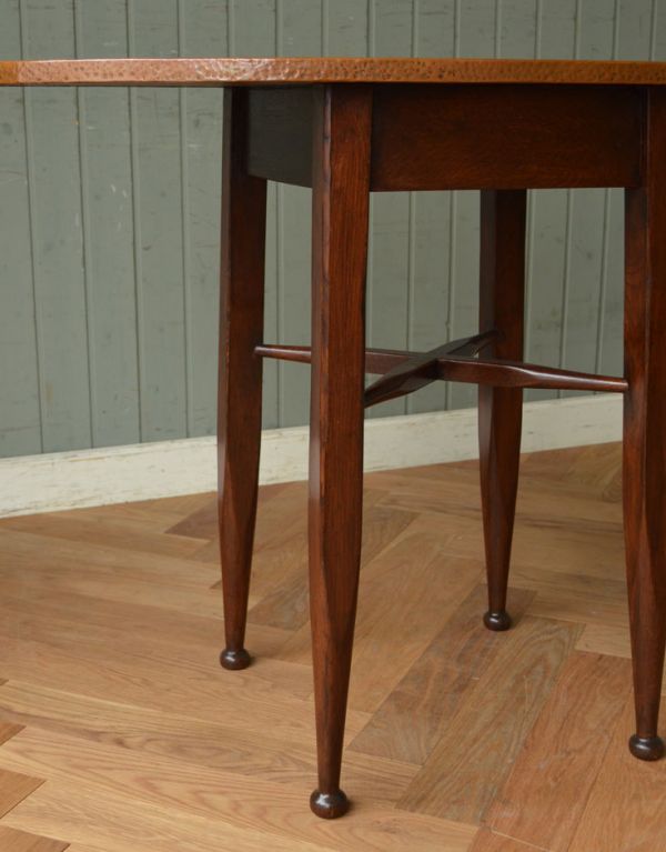 ロイドテーブル アンティーク家具 イギリスのおしゃれなアンティーク家具、コンパクトなパブテーブル。4本の脚を支えるクロスが入っています。(k-769-f-1)