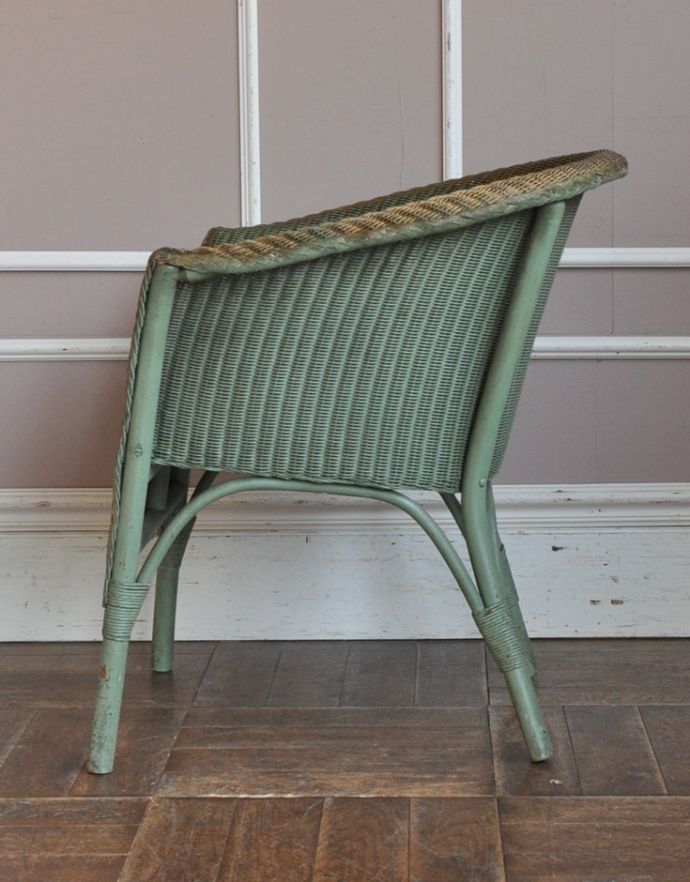 ロイドルーム　アンティーク チェア　落ち着いたグリーン色のアンティーク家具、可愛いロイドルームチェア。背もたれがゆるやかにカーブしているので、深く腰掛けるとよりリラックスできます。(k-789-c-1)