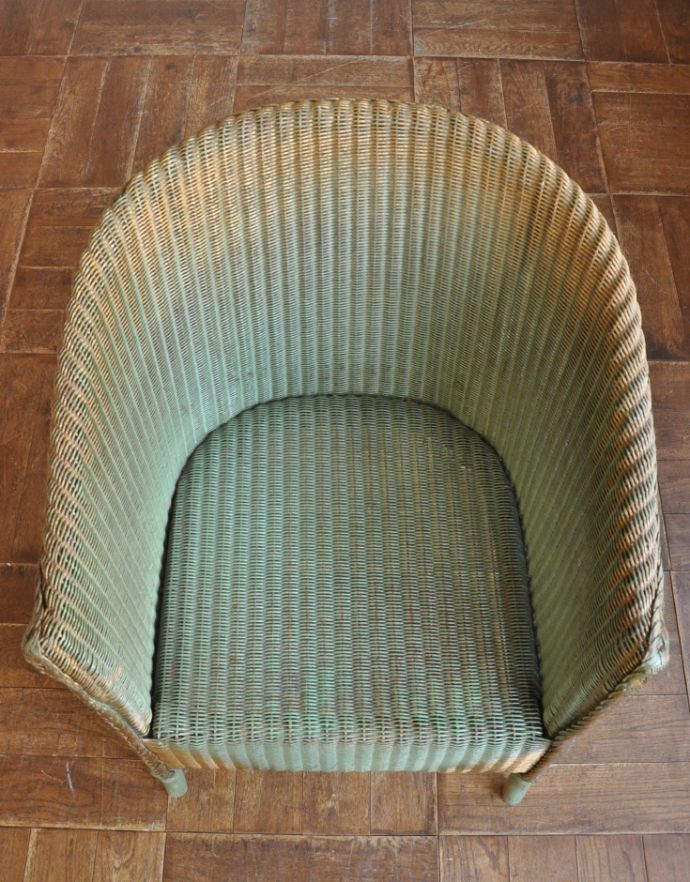 ロイドルーム　アンティーク チェア　落ち着いたグリーン色のアンティーク家具、可愛いロイドルームチェア。アンティークは新品ではないので、経年変化によるキズはありますが、専門の職人によって目立たないようにキレイにお直しをしています。(k-789-c-1)