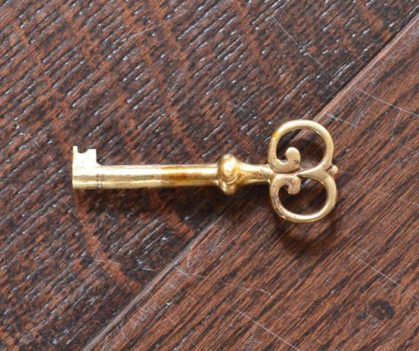 アンティーク家具　アンティークの英国家具、オシャレなガラスキャビネット。アンティークの可愛い鍵です。(k-791-f)