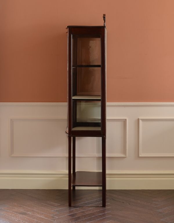 アンティーク家具　アンティークの英国家具、オシャレなガラスキャビネット。横から見るとスッキリしています。(k-791-f)