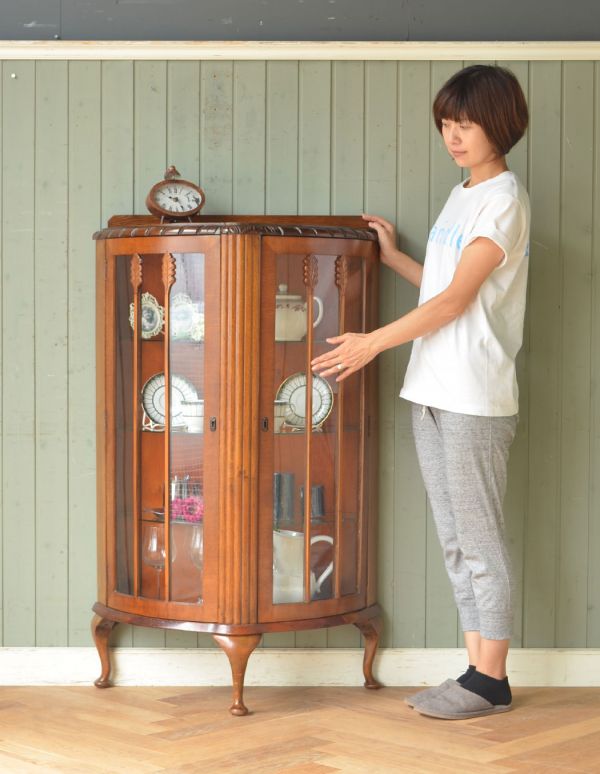 アンティークのキャビネット アンティーク家具 英国テイストのアンティーク家具、素敵なガラスのキャビネット。コンパクトなサイズなので、いろんな場所で使っていただけますよ。(k-796-f-1)