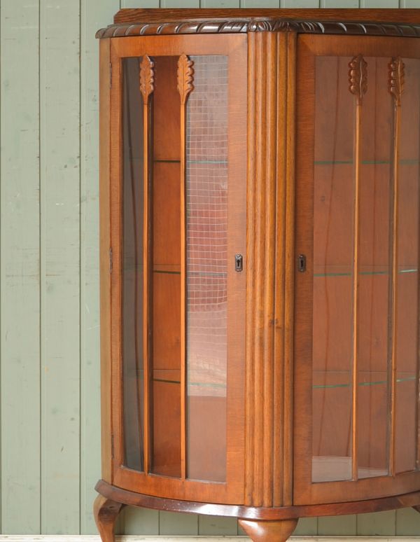 アンティークのキャビネット アンティーク家具 英国テイストのアンティーク家具、素敵なガラスのキャビネット。木製の家具ならではの高級感があります。(k-796-f-1)